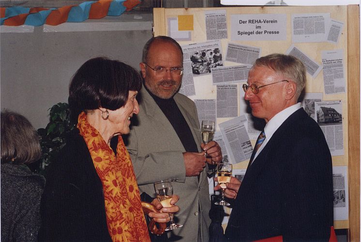 Geschäftsleitung N. Klein-Alstedde (rechts) im Gespräch mit Gratulanten 
